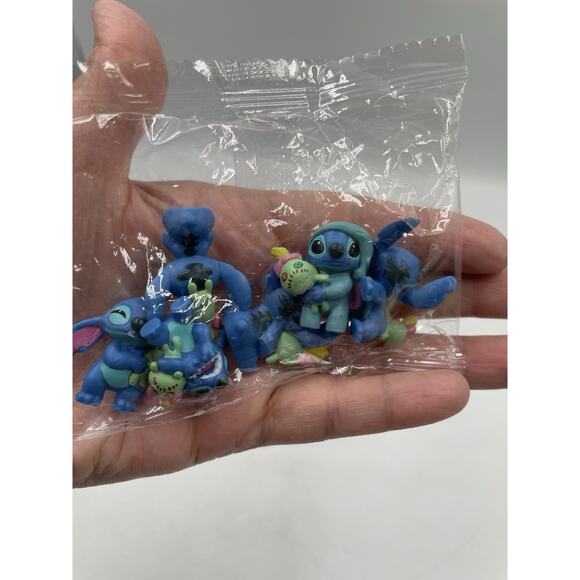 Disney Lilo and Stitch Scrum lot of 6 2cm Mini Action Figures PVC Toys SEALED - Picture 1 of 4
